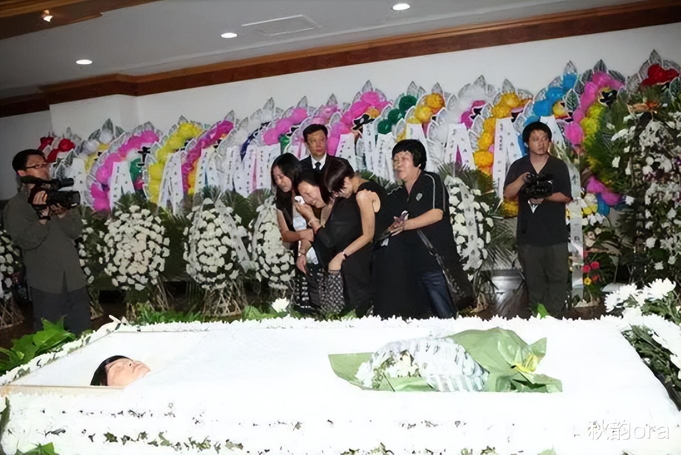 李婷|李婷： 隐瞒病情独自抗癌9年，葬礼上前夫张子健与女儿哭成泪人