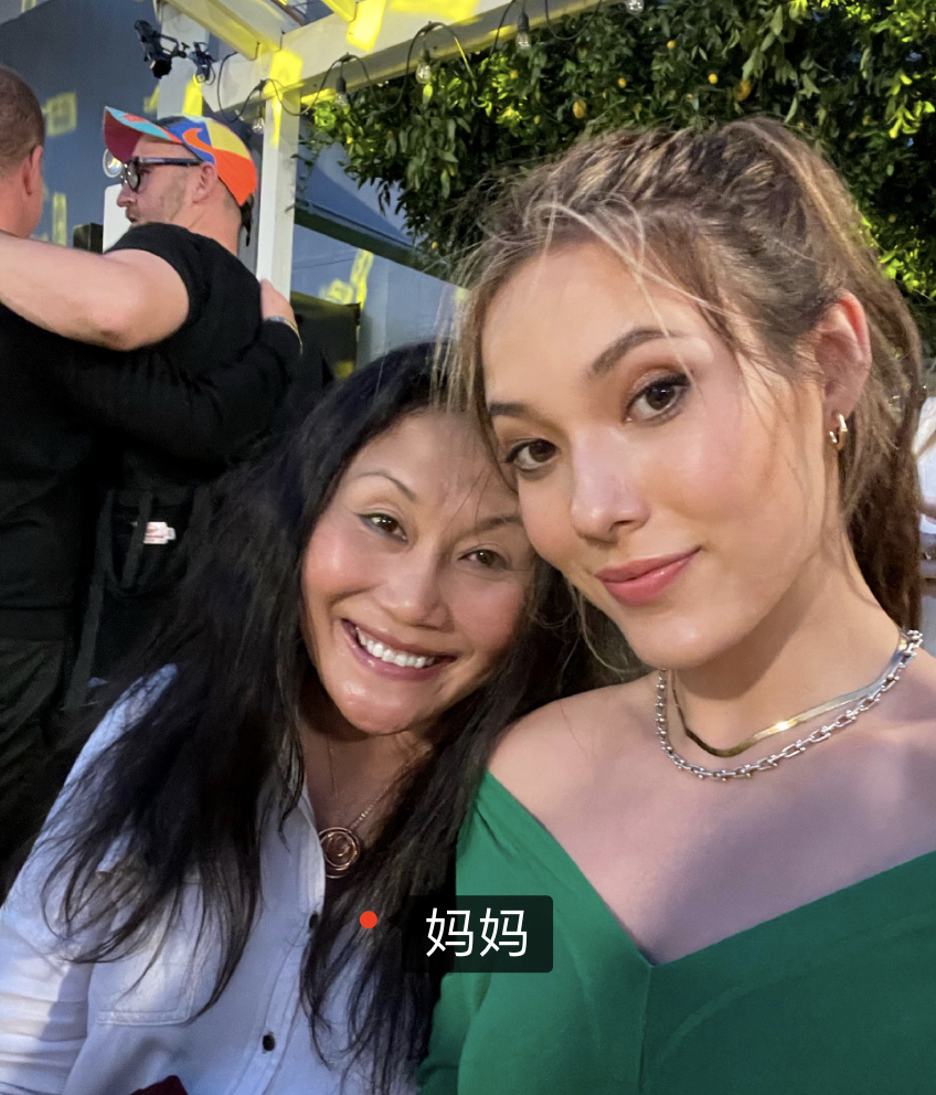 谷爱凌|谷爱凌三里屯活动生图曝光，穿金龙羽绒服笑容洋溢，噘嘴卖萌元气满满