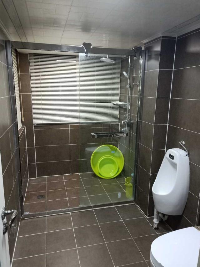 住了一年的家,开放式的厨房油烟没问题!深色的地板难看但耐脏