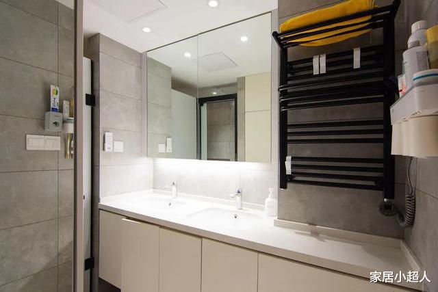 她坚持去除客厅背景墙,还在卫生间设计储物区,成果却让人惊艳