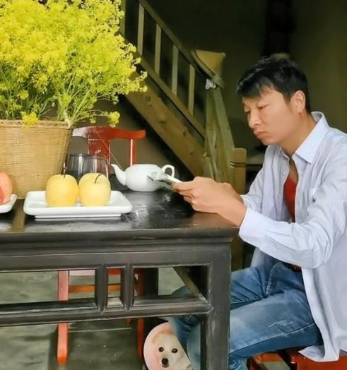 余秀华|90后杨槠策直播透露，余秀华被网暴后靠酒精麻痹自己，导致过敏