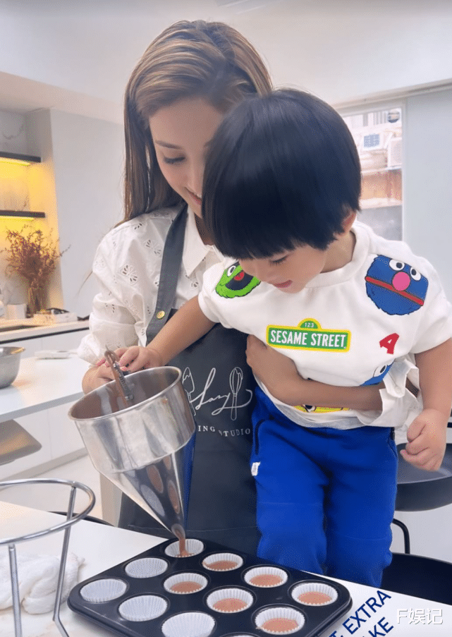 天生丽质|郑嘉颖娇妻携子上烘焙课享亲子乐 大儿子亲手制作自己的生日蛋糕