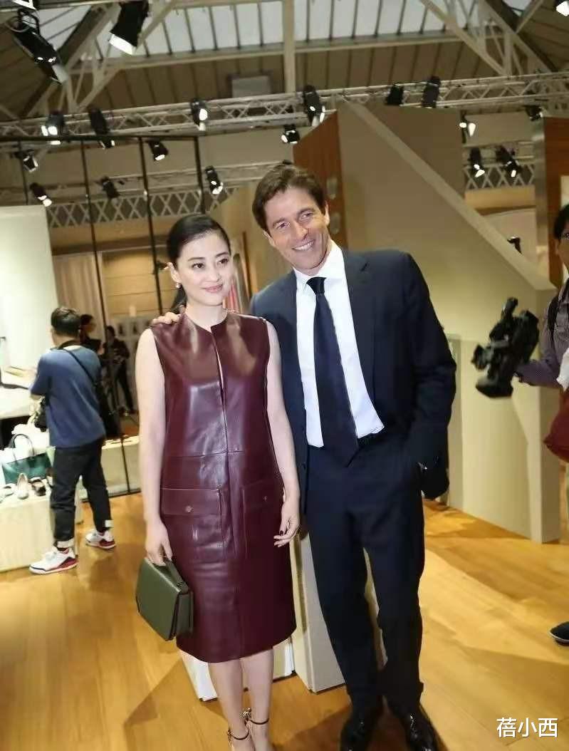 短裙 “梅婷”终于剪了短发，牛仔短裙“反着穿”，既洋气好看又显腿长