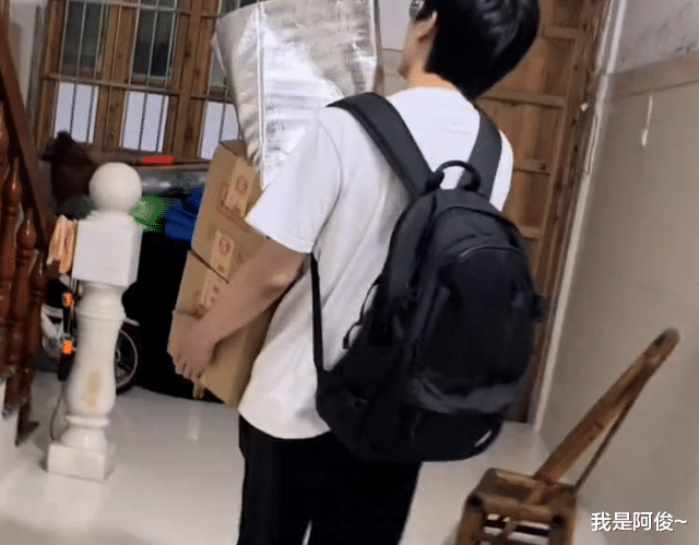 浙江男子第一次去女友家,实诚操作让女友笑哭:这是我全家户口本