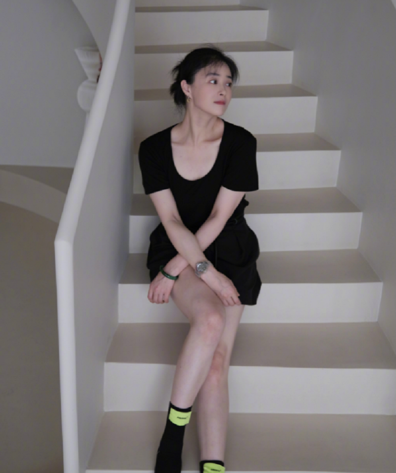 美容 39岁蒋欣罕晒写真照,脸型瘦出新高度,身材提拔白皙长腿吸睛