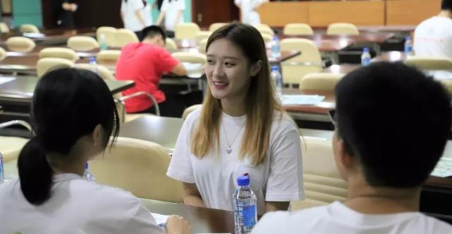 求职|大专女生求职被拒，为证明自己在朋友圈晒简历，不料又被泼冷水