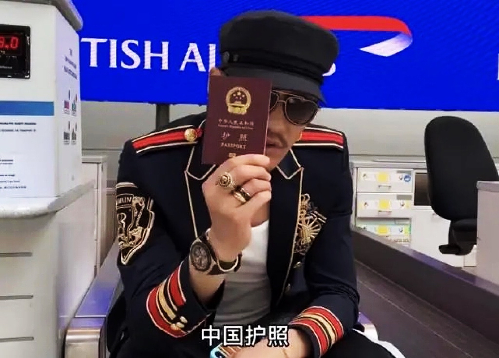 张新成|50岁胡兵直播途中晒身份证,再度强调国人身份,证明后如释重负很骄傲