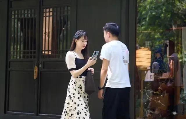 刘海 ＂不老女神＂李若彤，罕晒刘海发型，网友：你是刚从留学回来吗？