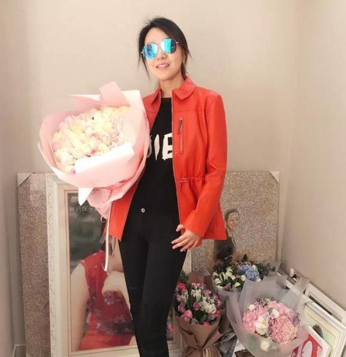 闫妮晒出自己住的房子,全屋白墙够朴素的,连挂画都是直接放地上