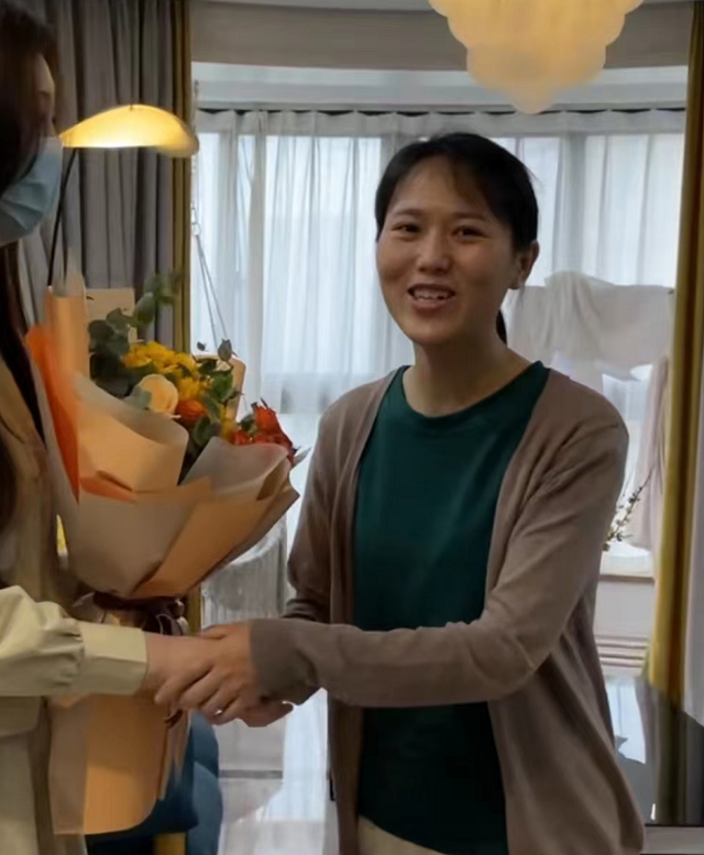 鞠婧祎|陈亚男拜访老友立新人设,全程沟通像剧本,网友:团队导演太业余