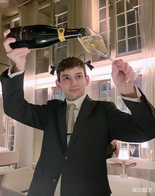 李湘|李湘炫富到病态，吃个饭便觉高人一等，对着服务员的脸狂拍！