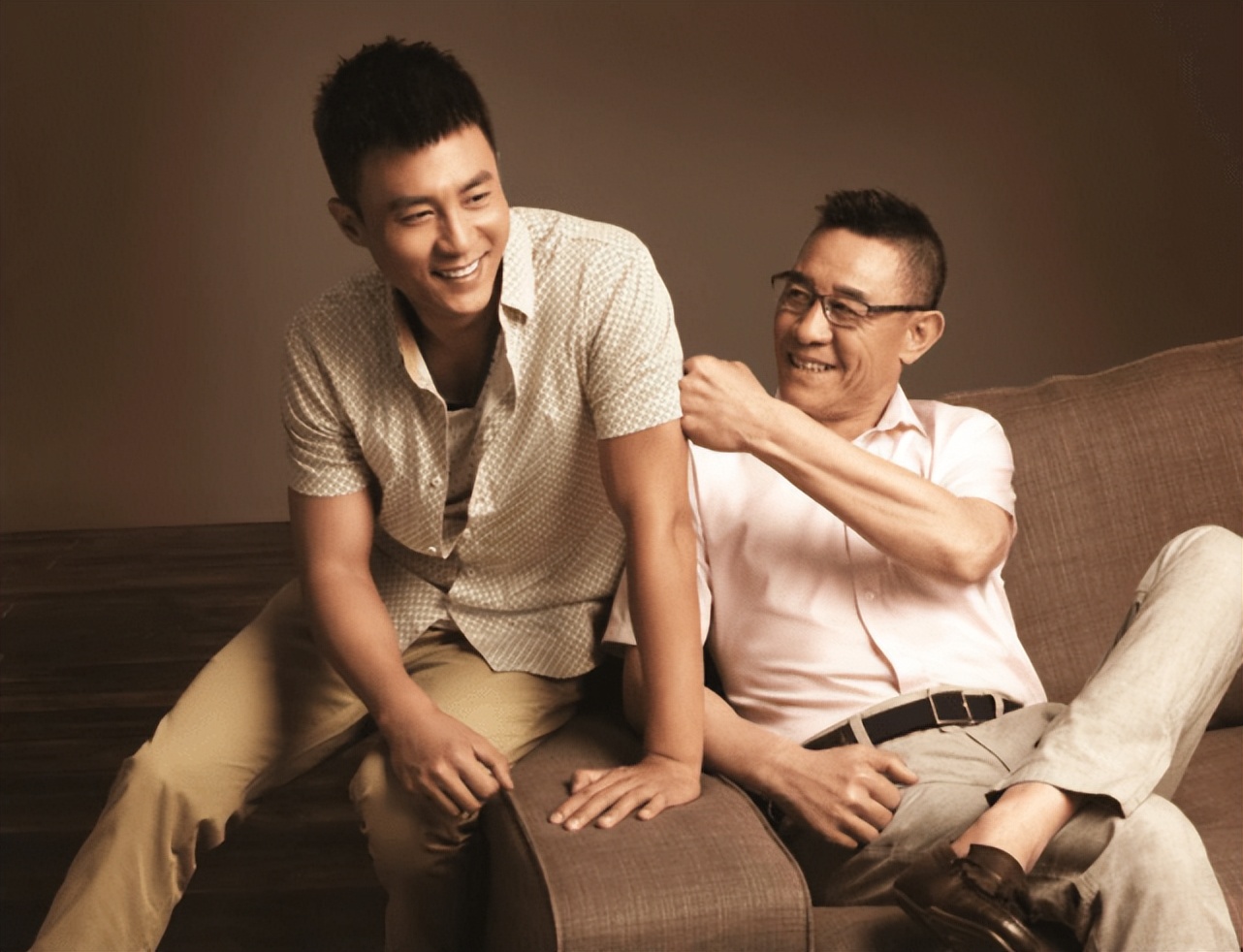 杜淳|王灿中秋晒全家福，婆媳首次公开同框，杜淳母亲罕见现身优雅知性