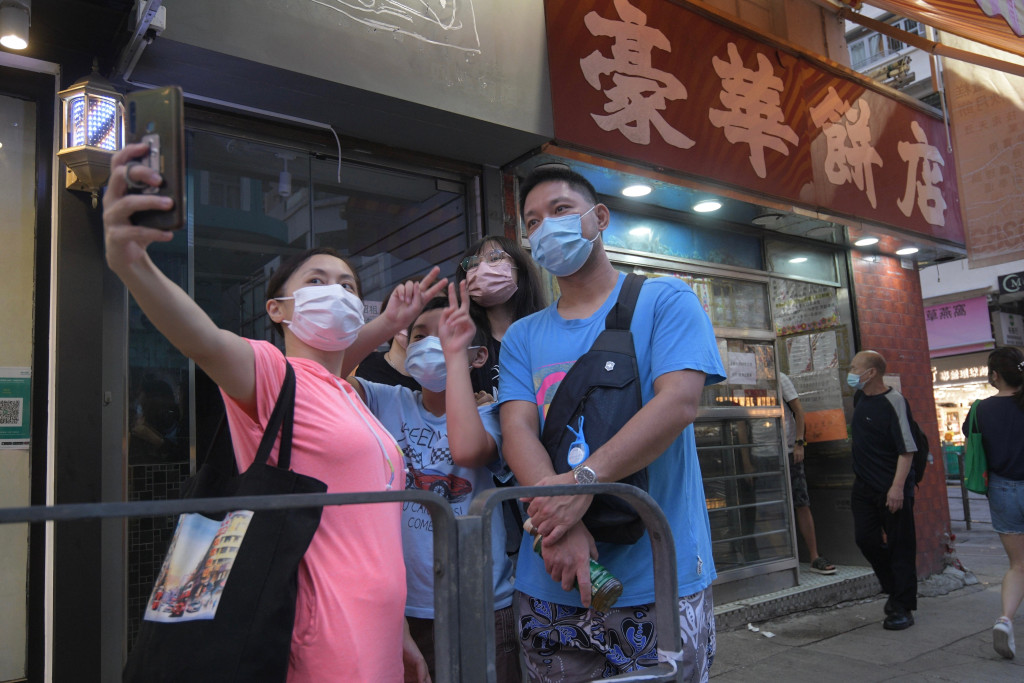 周润发|周润发最爱的饼店结业，他带红包现身见人就给，坦言非常可惜