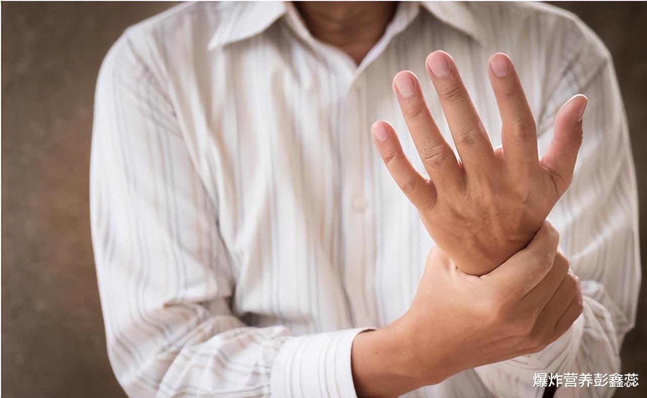 骨密度|经常出现腰酸背痛、全身乏力、驼背等，常吃1种食物，增长骨密度