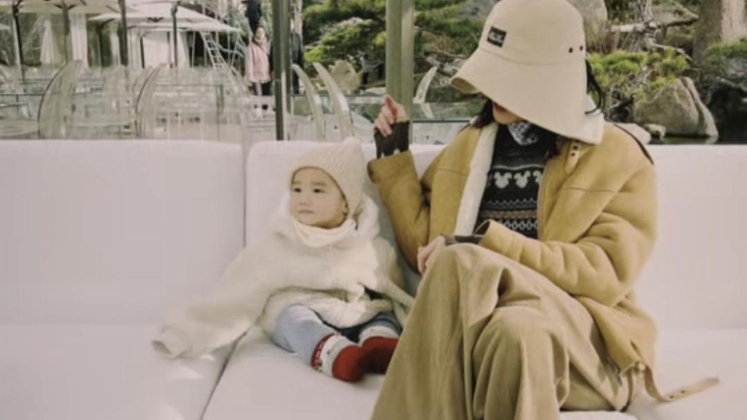 李嫣|海哈金喜晒遛娃照，李亚鹏视角下气质温柔，网友喊话带李嫣入镜