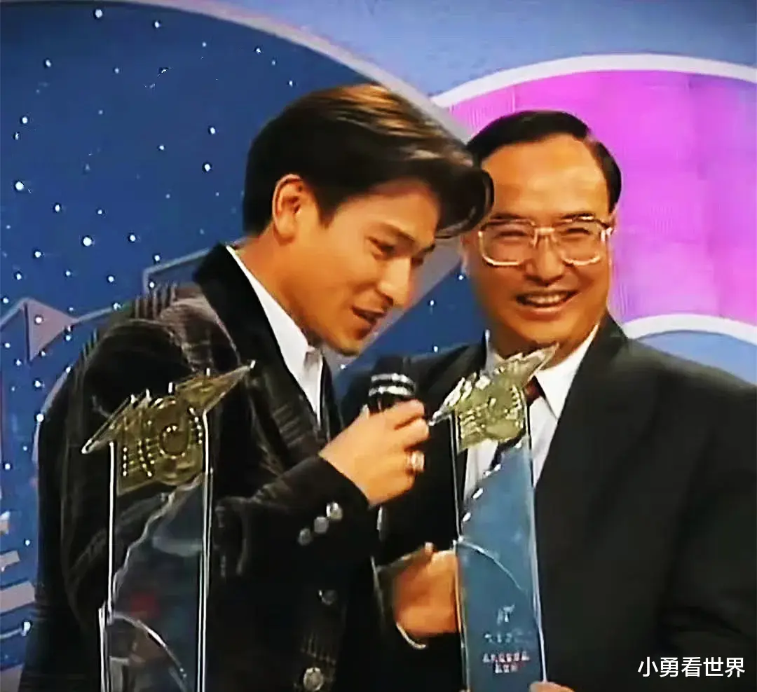 刘德华|珍贵影集，十大劲歌金曲上的刘德华有多牛？回头吐舌头成了经典画面