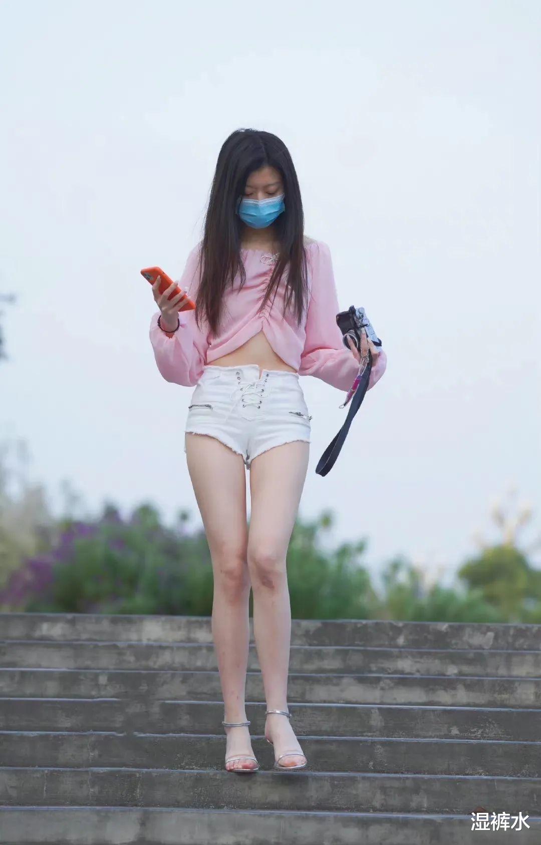 粉色粉嫩上衣和白色短裤，融合的恰到好处