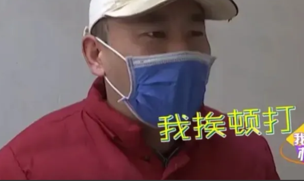 2男2女在一餐馆吃饭让老板抹掉零头老板不同意,拿起手机就朝老板的头上砸去……