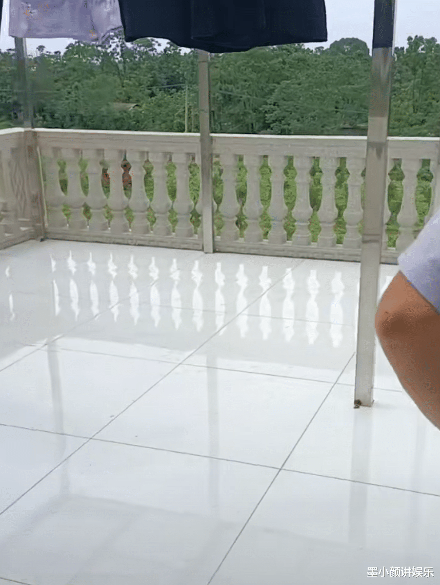 张玉环|张玉环带粉丝看别墅内景，屋内有9个卧室，两个卫生间