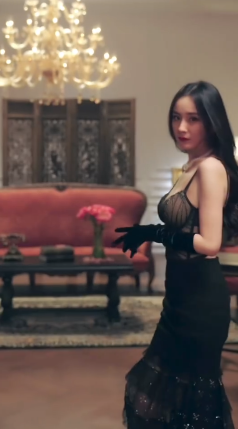 杨幂|杨幂维密时尚大片出炉，穿着火辣性感大秀事业线，魔鬼身材引夸赞