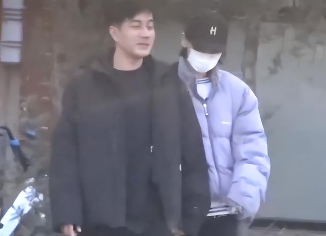 李晓峰|刘恺威紧搂李晓峰做核酸,牵手回家疑已同居