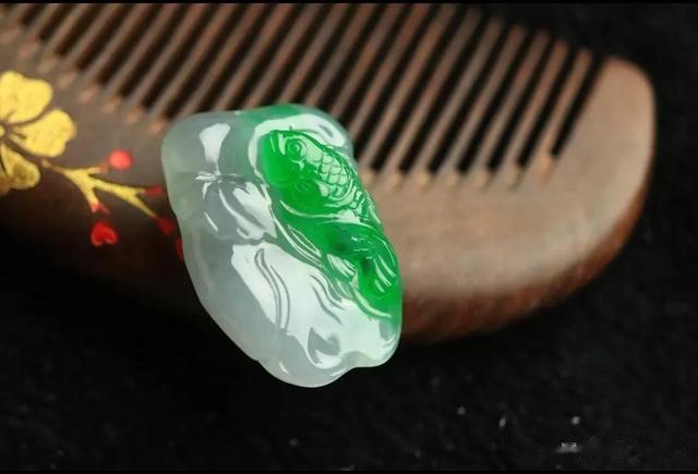 葫芦|一块小小后江翡翠原石如何取件做货,成品看着还不错