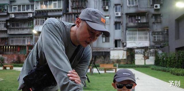 余文乐|余文乐大方公开儿子清晰的正面照,遭神评:为什么那么像陈小春