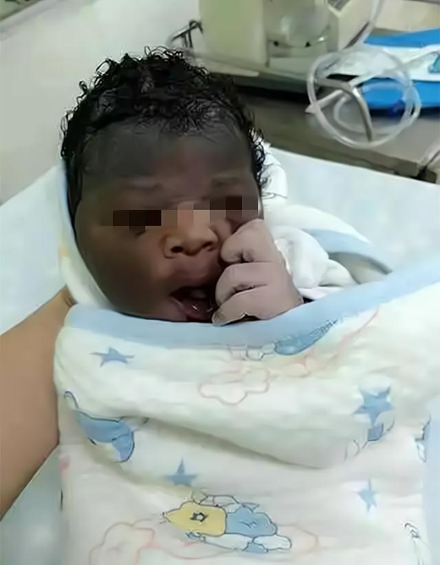 案例:寡妇丧夫6年竟怀孕,2男子争相负责,因生出小黑孩酿悲剧