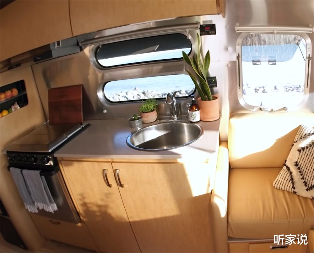 一家四口放弃一切，在17㎡拖车小家里住3年，过起居无定所的日子