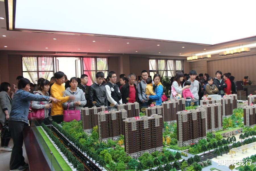 |2019年，江苏一饭店女老板拿铁棍教育闺女被刑拘：她30岁还没嫁人