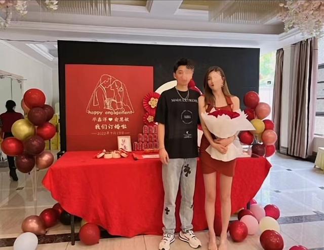 曝网友从女子订婚宴照片认出其是会所技师,目前该女子已报警