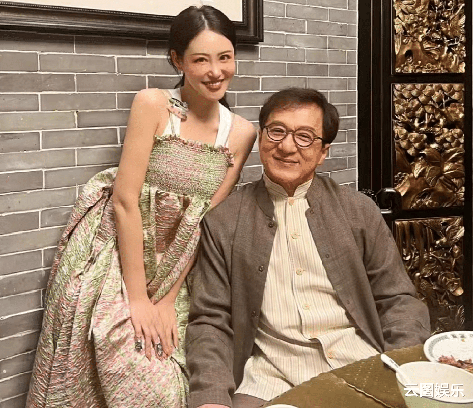 吴磊|成龙与美女网红现身餐厅，被曝吃三碗饭胃口好，女方穿背心秀身材