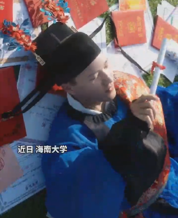 古代状元郎从此有脸了，男子毕业不戴西方博士帽，一身汉服很惊艳