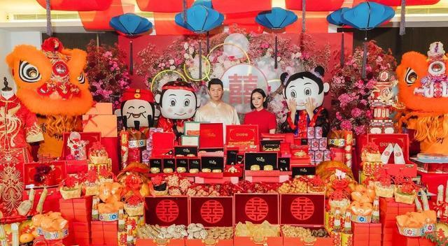 何猷君|何猷君前女友办豪华过大礼仪式,金器彩礼堆满豪宅,二婚依旧高调