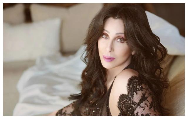 cher|小40岁！76岁顶流天后官宣与鲜肉恋情！网友吐槽：他还高攀了…
