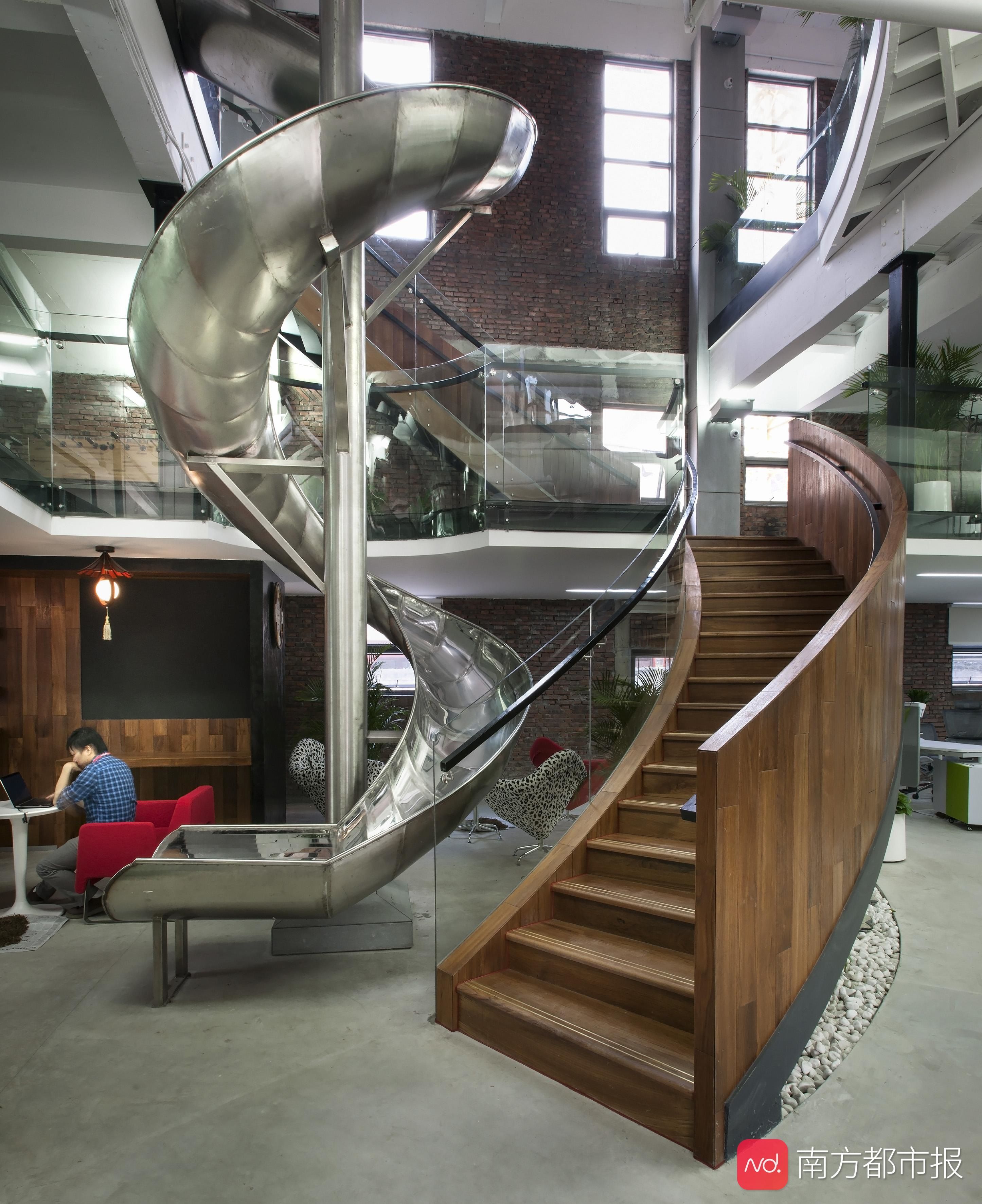 |有趣办公室 | 我在公司滑滑梯，国内10个办公室滑梯盘点