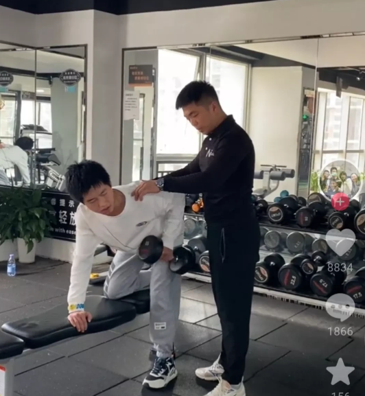 苏翊鸣|孙卓健身全家陪练,矫正训练痛到五官扭曲,镜子里姐姐身材成亮点