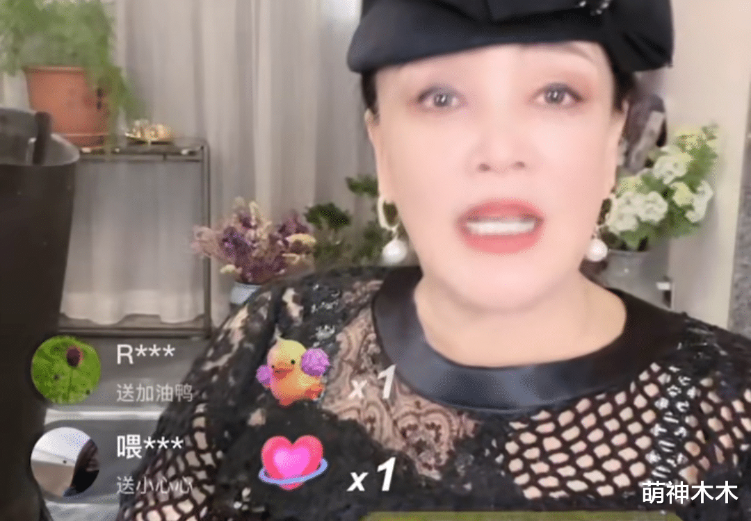 张兰|张兰卧床直播太疯狂！声音嘶哑网友刷屏劝其休息，汪小菲送花关怀
