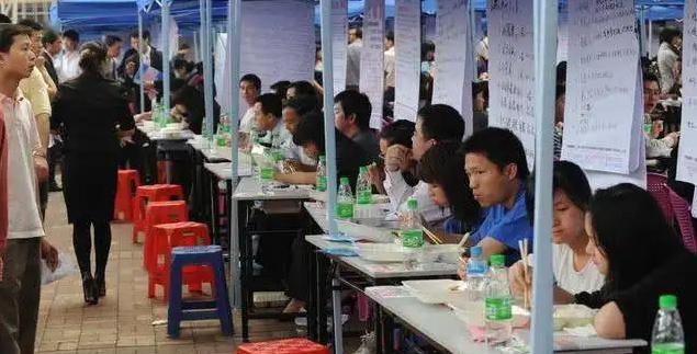 求职|本地工厂涨薪也招不满人,外企门口排队应聘,差别不是一般大