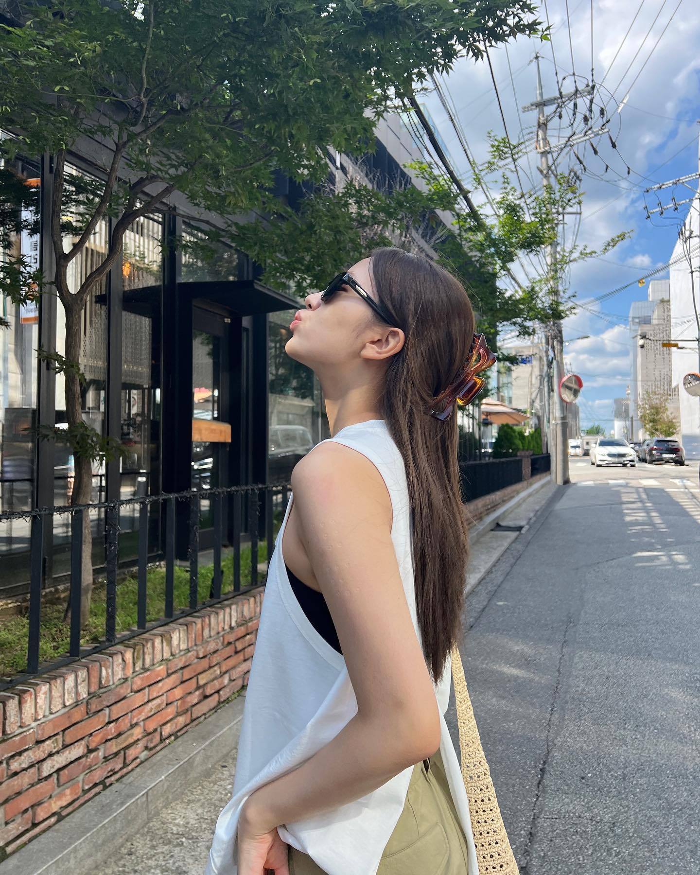 安宥真|IVE安宥真，晒出日常生活的迷人时尚，帅气又不失可爱的魅力