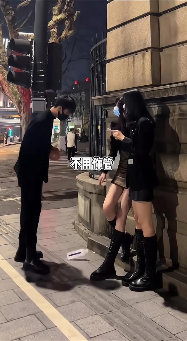 一男子给生病的暗恋对象送水,女子将水打翻在地:不用你多管闲事