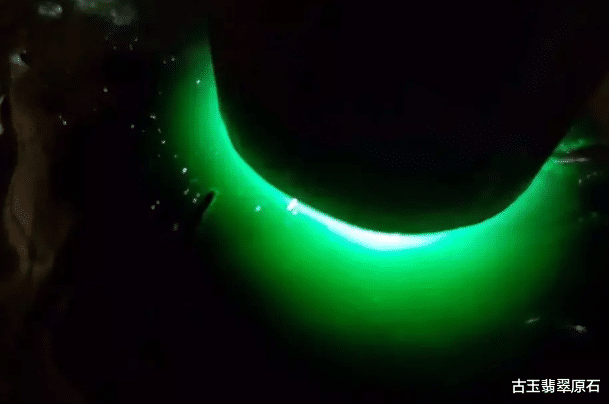 翡翠|一块鹌鹑蛋般大小的翡翠原石，拿去抛光打磨了一番，成品竟出奇的吸睛！