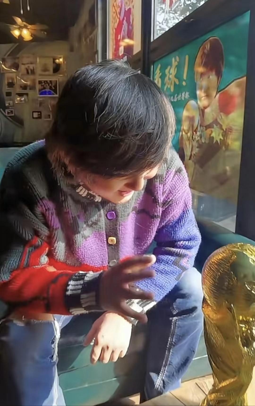 王大治|45岁王大治近况显落魄，头发凌乱独坐酒吧傻笑，满脸胡茬挺大肚腩