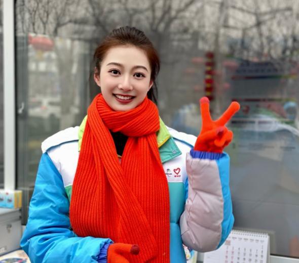 主持人|“国民闺女”冯琳，从领诵员到卫视春晚主持人，她的进步肉眼可见