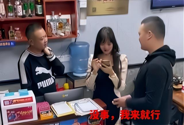 情侣一同吃饭,男子假意主动上前付款,女友打电话没注意结账了