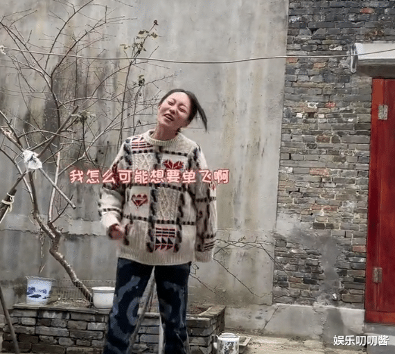 邵雨轩|疯产姐妹要单飞?邵雨轩穿“破棉拖”否认,“殷勤”给张小花做饭