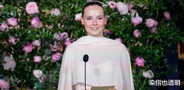 王冠|挪威公主穿礼服着绶带，戴宝诗龙百年珍珠王冠，开心庆祝成年礼