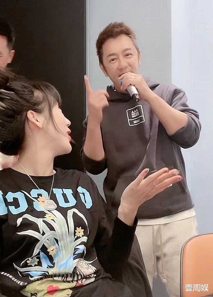 骆达华|陈浩民夫妇深夜聚会，骆达华被蒋丽莎搭肩，女网红帮忙挡镜头！