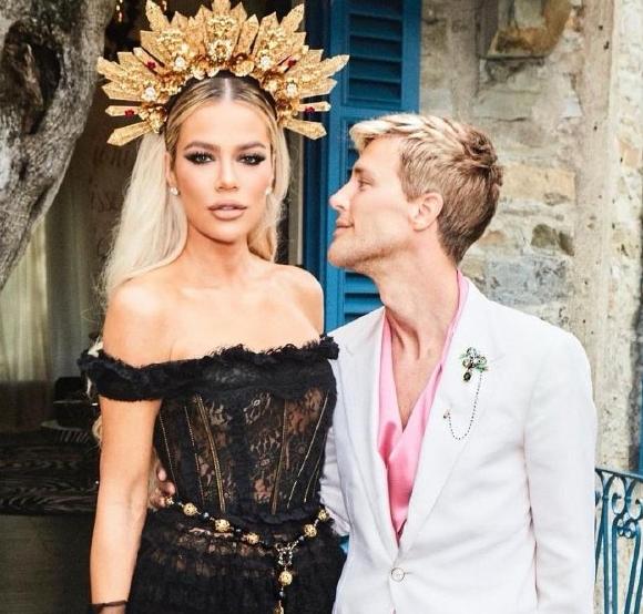 科勒·卡戴珊|TT赢麻了！陪伴卡戴珊母女逛街，亲热搂住科勒，三个孩子三个妈！