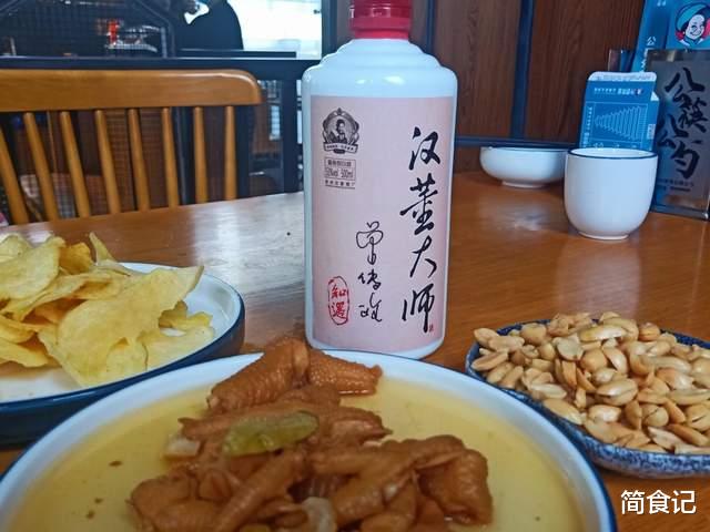 河南土豪带酒赴宴,6人喝光12斤,带走酒瓶却遭“拦截”,为啥?